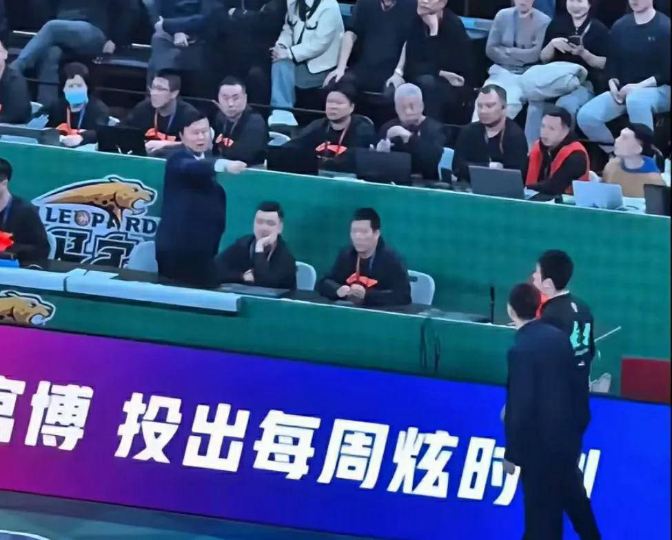 比赛中发生激烈冲突，主教练被罚出场